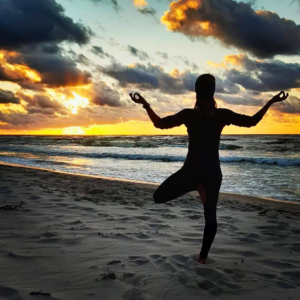 Kobieta strojąca na piasku